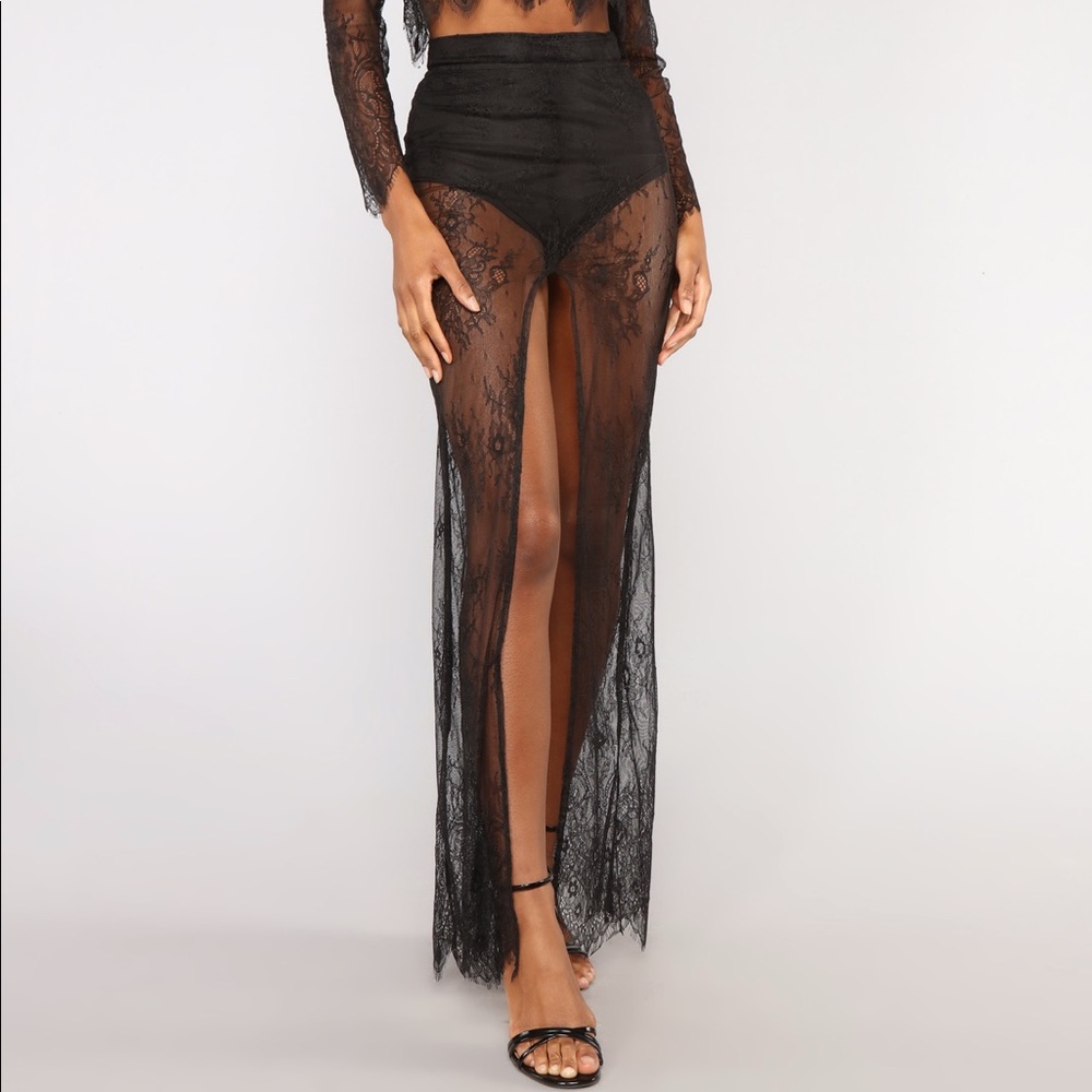Maxi lace skirt with bottom cover high front slit